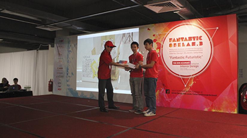 (left to right) Lim Chuun Kiat and Gee Sze Yong receiving their first prize certificate.