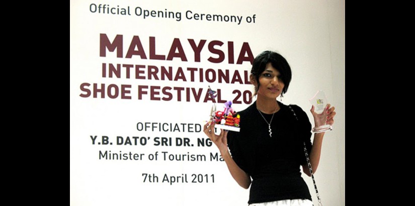  UCSI University’s School of Design student, Summaiya Zaheen with her winning design and trophy.