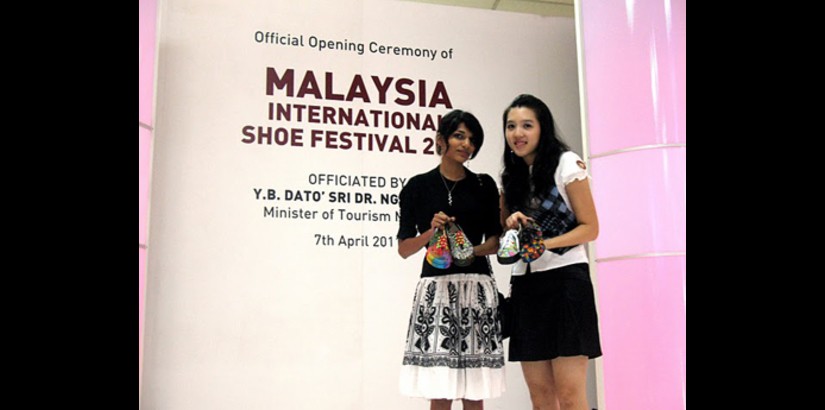  Summaiya Zaheen and Kong Sing Mee shows off their winning designs.