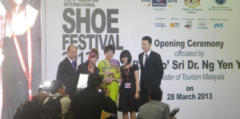  ICAD students receiving the third prize for their miniature shoe designs themed ‘7 Deadly Sins’ from (left-right) Prof Dato’ Dr Jimmy Choo, Dato’ Sri Ng Yen Yen – Tourism Minister