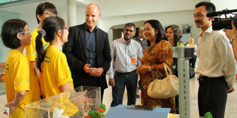 The UCSI University team present their project to Mr. Henrik Clausen, CEO of Digi Telecommunications Sdn. Bhd, while Dato’ Rohani Abdullah, Deputy Secretary General of the Ministry of Higher Education looks on.