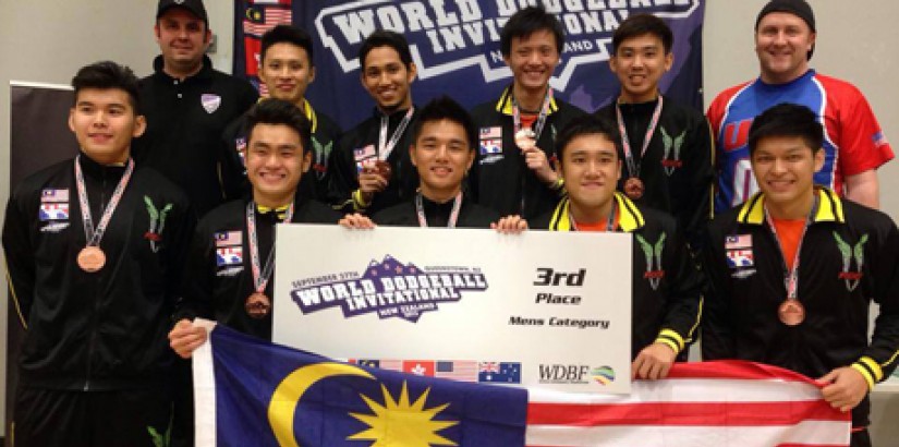  ALL SMILES: UCSI’s dodgeball team – Devil’s Duke – posing for a group shot after bagging bronze medals in the World Dodgeball Invitational 2013 in New Zealand.