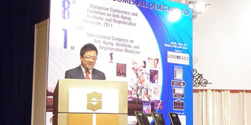 Dato' Peter Ng, Chairman of UCSI Group conveying his note of appreciation after receiving the awards as 'Captain of Industry' Dato' Peter Ng, Chairman of UCSI Group conveying his note of appreciation after receiving the awards as 'Captain of Industry'