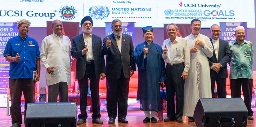 Group photo of moderator and panellists.