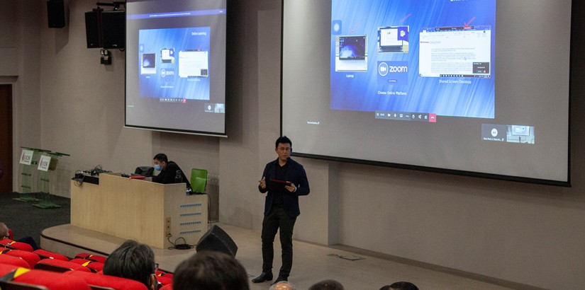 One of the UCSI Group’s officer giving a series of explanations to the lecturers of UCSI University to ensure the dual-mode teaching and learning will run smoothly.