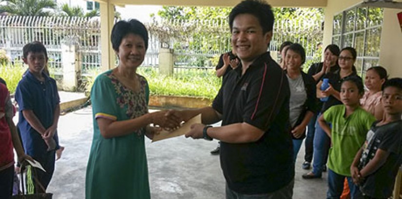  UCSI D’Wira Fundraising Event Project Leader Alex Chung (right) passing the fund raised to Madam Jap Siew Moi, the Founder of D’Wira Children Care Centre.