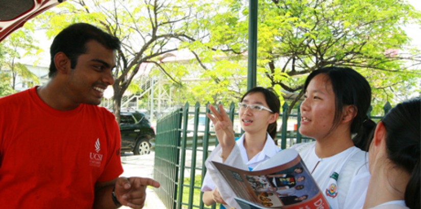 One of the edu-jays with the EduXplorer team quizzes a secondary school student as part of the Earth Hour awareness campaign