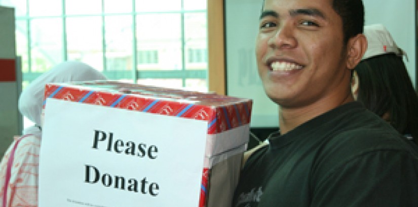 2004 tsunami victim, Rizal Shahputra participating in the donation drive to aid victims of the West Sumatran Earthquake