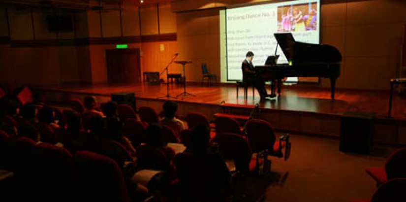 Dr Koo enchanting the students with his performance of a composition by a notable Chinese musician in the early 20th century