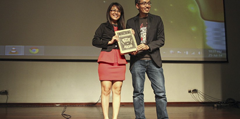  CONFIDENT: Winning one of the three Most Valuable Presenter awards from one of the judges Syukran Idris was Yong Suk Khuan (left) of The Extraordinary.