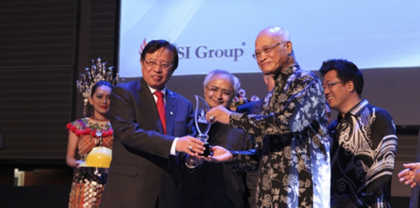 TOKEN OF APPRECIATION (Front row, from right to left): UCSI University chancellor YBhg Tan Sri Datuk Seri Panglima Dr Abdul Rahman Arshad presenting a token of appreciation to Minister of Housing and Tourism (Sarawak) YBhg Datuk Amar Abang Johari Tun Open