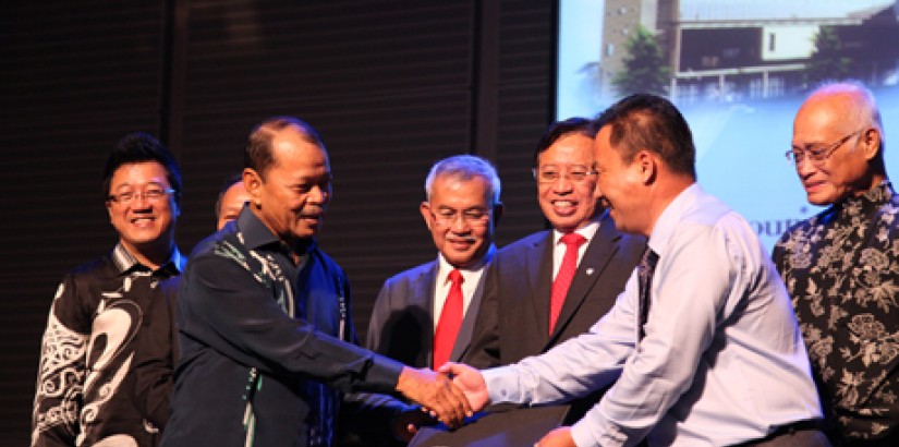 CONTRACT AWARD: UCSI University Council chairman and Board of Trustees member of UCSI University Trust YBhg Tan Sri Dato’ Seri (Dr) Musa Mohamad (front row, most left) awarding the piling and earth work contract to Deep Foundation Engineering representati