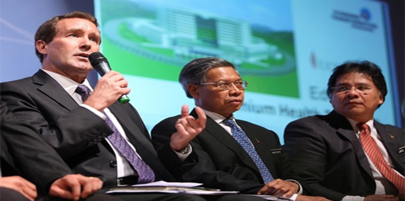 Dan Synder, CEO Designate of UCSI University Hospital addressing the press with YB Dato Sri Mustapa Mohamed, Minister of International Trade and Industry (middle) and Y.B. Senator Datuk Seri Idris Jala, Minister in the Prime Minister’s Department (right) 