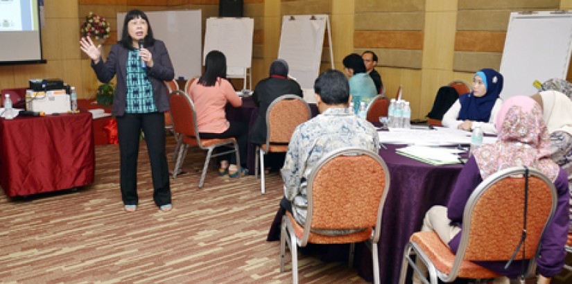  [A LASTING IMPACT]: Asst Prof Dr Chan Nee Nee, Dean of UCSI’s Faculty of Social Sciences and Liberal Arts conducting a language game at the training.