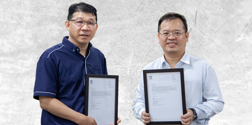 (l to r) Professor Ooi and Dr Garry with their certificates of achievement.