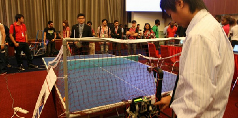 Associate Professor Engineer Dr Jimmy Mok Vee Hoong, Dean of Faculty of Engineering, Architecture and Built Environment testing out the“Ping Pong Turning Machine” designed by Chan Pak Leong, a final year student of Mechatronic Engineering Pictures