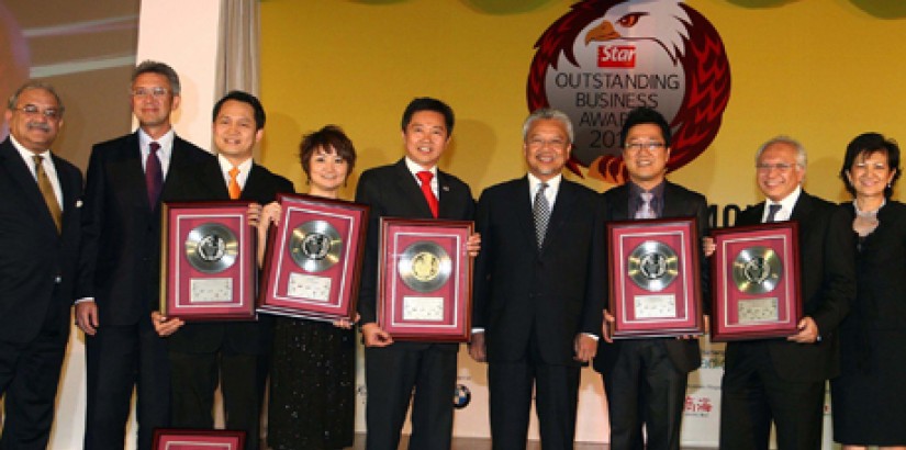 Datuk Seri Ahmad Husni Mohamad Hanadzlah, Second Finance Minister (centre), Datin Linda Ngiam, Group Managing Director and CEO of Star Publications Bhd. (far right) and Dato’ Peter (third from right) with the other Platinum winners