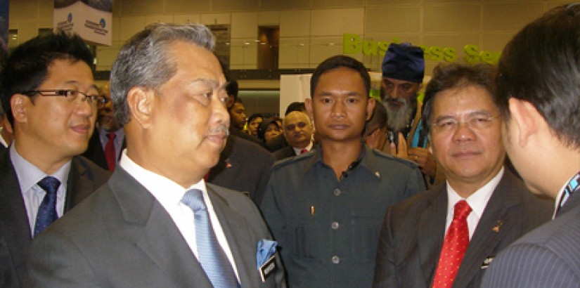 Assoc. Prof. Dr Wong Kong-Yew ,UCSI University’s Vice President of Industry and Strategic Projects explaining the University’s plans to YB Dato' Sri Idris Jala, Minister in the Prime Minister’s Department while UCSI Group Chairman, Dato’ Peter Ng looks on