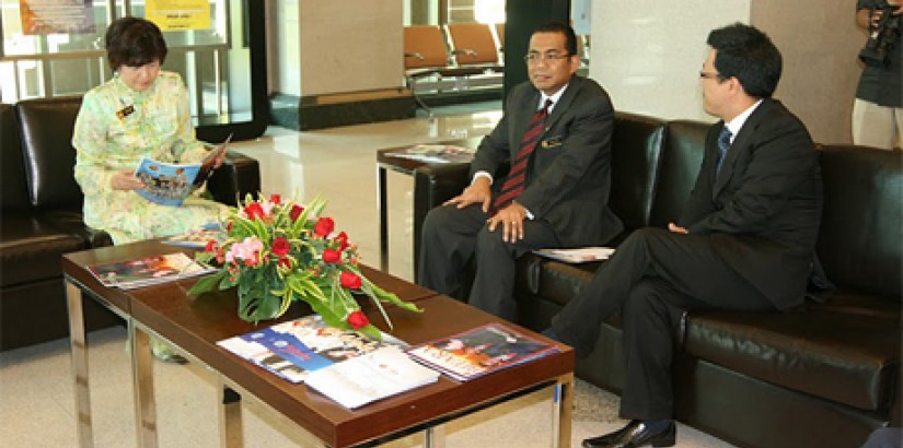 UCSI Group Chairman Dato' Peter Ng (right) sits with Minister of Tourism YB Dato’ Sri Dr Ng Yen Yen and Minister of Higher Education YB Dato’ Seri Mohamed Khaled Nordin before the launch of MyCenTHE.