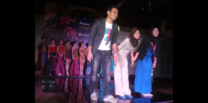  Ms Zaleha Arshad (far left) together with two other designers, (from right) Khalik Mustafa and Ema Ahmad taking a bow after their fashion show at the Promosi Kraf Tekstil 2010.