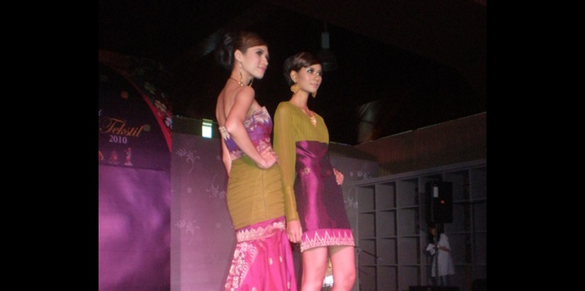  The models parading Ms Zaleha Arshad’s designs during the Promosi Kraf Tekstil 2010 fashion show.
