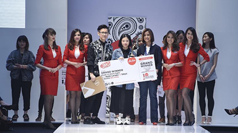 GRAND PRIZE: Lee edged out more than 350 participants to win the AirAsia Runway Ready Designer Search 2015. She is flanked by Andrew Tan, founder of KL Fashion Week RTW (left) and Aireen Omar, CEO of Air Asia Berhad (right).