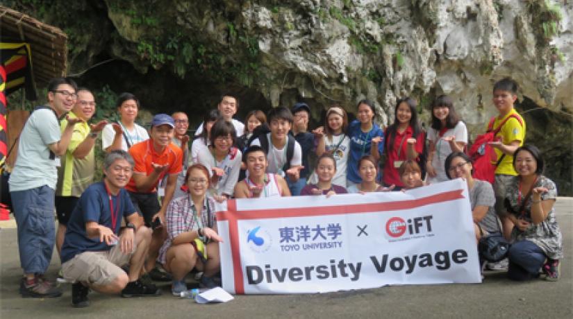  Participants of the 'Food Diversity Voyage Kuching 2016' sharing a light moment with GiFT representatives at Fairy Cave, Bau.