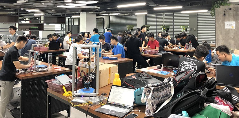 All participants concentrating on assembling and calibrating their 3D printers.