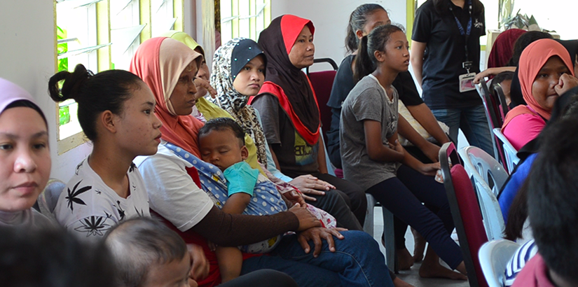 Villagers of Kampung Orang Asli Bukit Lagong listening to the talk on dengue prevention given by Su Yik Peng, UCSI year 4 Medical student.