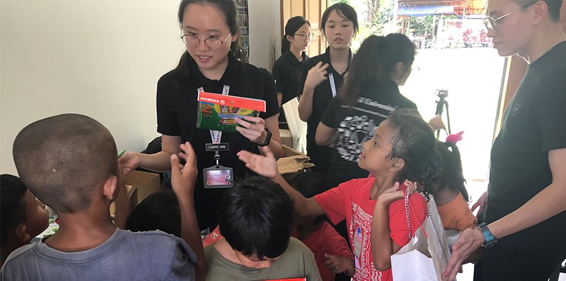 Volunteers from UCSI MedicSA distributing the stationary sets to the children.