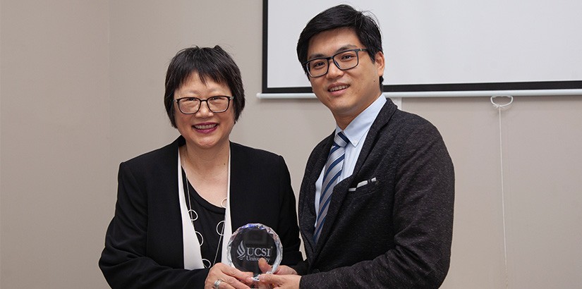 Associate Professor Dr Jimmy Mok, Deputy Vice-Chancellor, Academic, Student and Alumni Affairs presenting a token of appreciation to Professor Vicki Chen