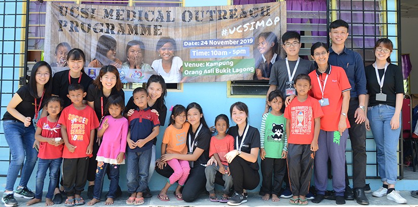 A group photo of the UCSIMOP committees and children of Kampung Orang Asli Bukit Lagong, Kuala Lumpur.