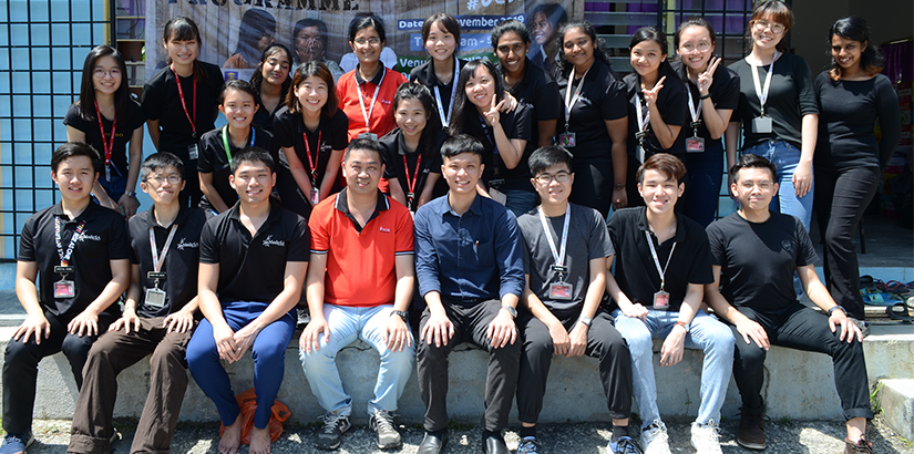 A photo of Professor Dr Hoh Boon Peng alongside the UCSIMOP Organising committees.