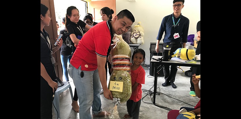 Professor Dr Hoh Boon Peng presenting the prize to a lucky draw winner.