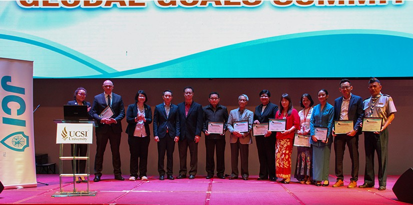 A group photo of all the distinguished guests and speakers after receiving their token of appreciation. 