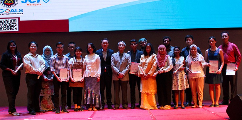 A group photo of Academician Professor Emeritus Tan Sri Dr Omar Abdul Rahman together with the peace ambassadors and the Youth Peace and Unity National Camp 2019 participants. 