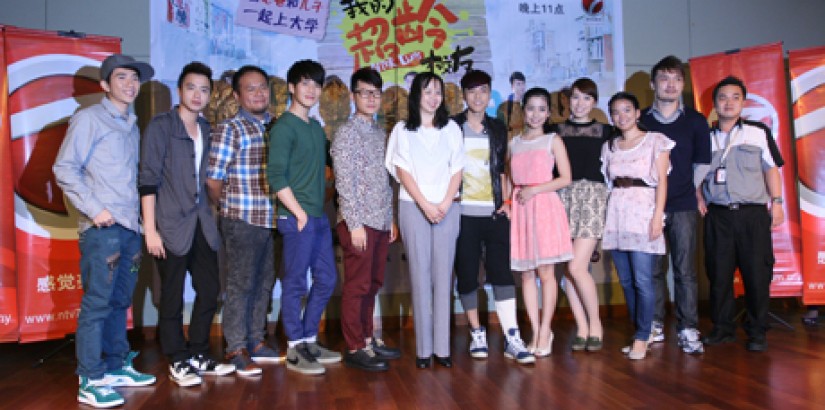  GROUP PORTRAIT (From left): Jack Yap, Ernest Chong, director Howie Loh, Sam Chin Neng, Leslie Chai, Thomas Kok (6th from right), Emily Chan (5th from right), Pauline Tan (4th from right) and UCSI Group manager (Logistics Management Office) Irwin Hidayat 