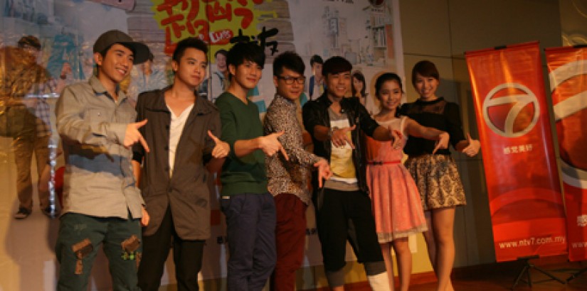  GROUP PORTRAIT (From left): Actors Jack Yap, Ernest Chong, Sam Chin Neng, Leslie Chai and Thomas Kok striking a random pose for the camera with actresses Emily Chan and Pauline Tan at the press conference cum launch of the “After Class” series.
