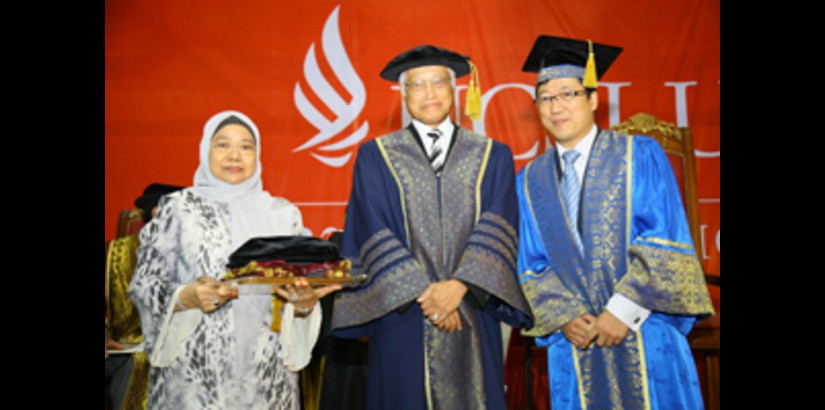 Yg. Berbahagia, Puan Sri Datin Seri Hjh. Wan Mah bt. Rejab, wife of the late Tan Sri Ahmad Razali bin Haji Mohd. Ali, receiving the late Tan Sri’s academic regalia from the Chancellor, Tan Sri Datuk Seri Panglima Dr. Abdul Rahman Arshad and President 