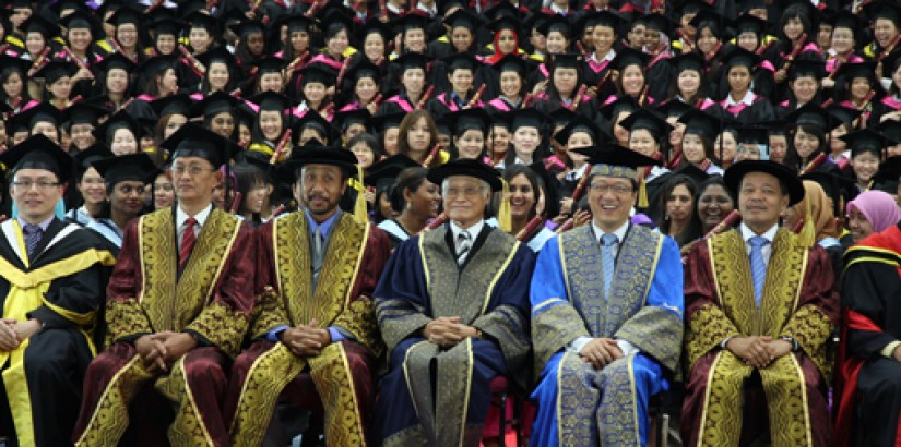 Part of the UCSI University’s Senate taking a group photo with the graduates of UCSI University’s Class of 2009