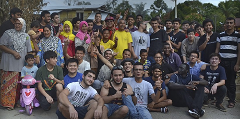  SUPERHEROES: The mission was a success. UCSI FETBE head of department (Civil Engineering) Ir Asst Prof Ahmad Bin Tamby Kadir, students and residents of Kg Paya Dalam, Temerloh pose for a group shot.