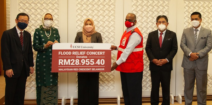 Professor Datuk Ir Ts Dr Siti Hamisah, Vice-Chancellor of UCSI University handing over the mock cheque to a representative of Malaysian Red Crescent of Selangor.