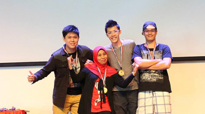  ALL SMILES: SABE lecturer Puan Maliza binti Ismail Jamail (second from left) posing for a group shot with her ‘team members’ Lee Bin Li, Kelvin Teoh and Kelvin Quek on SABE Day after bagging gold medals for the 3-on-3 basketball tournament.
