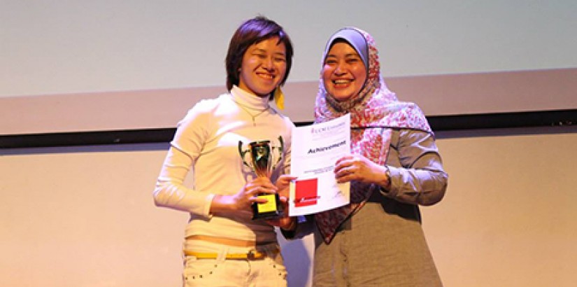  WINNING SMILE (From left): UCSI student Wan Mei Zhen receiving the Outstanding Student 2013 Award and certificate of achievement from Puan Jamilah Selamat, Head of the Architectural Studies Programme.