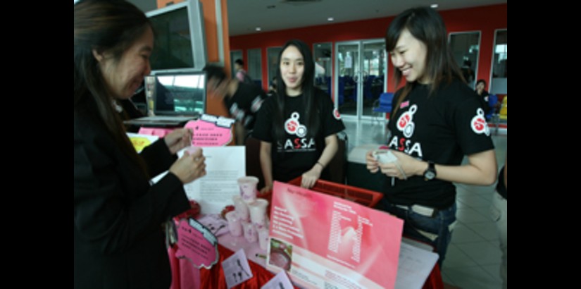 Assoc. Prof. Dr. Hon visiting one of the booths