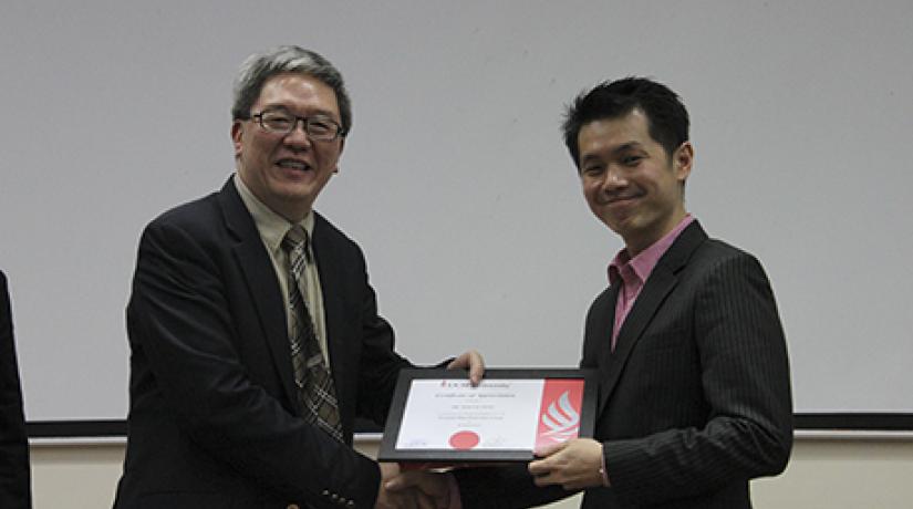  ACADEMIA AND INDUSTRY COLLABORATION: Prof Dr Teoh Kok Soo, deputy vice-chancellor of Academic Affairs and International Relations presenting a token of appreciation to speaker Teh Tai Yong.