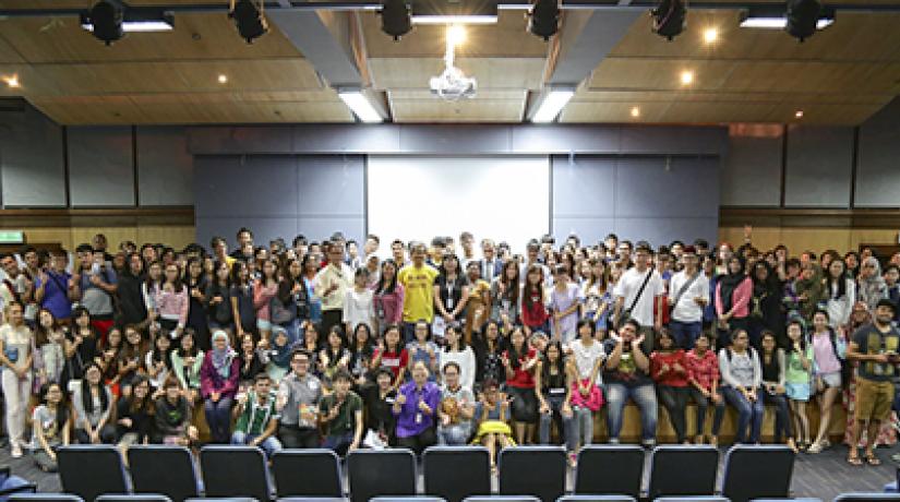 ENGAGING SESSION: Guest speaker Kee Thuan Chye (middle) posing with UCSI students and lecturers after the reading session.