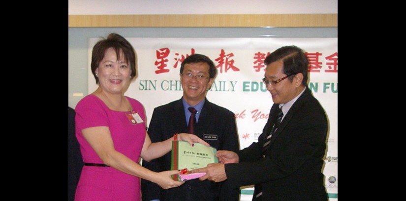  Ms Margaret Soo exchanging a Memorandum of Understanding with Mr Koo Cheng, executive director of Sin Chew Daily Media Corporation, witnessed by YB Dato Dr Hou Kok Chung, deputy Minister of Higher Education.