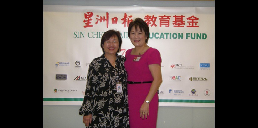 Ms Margaret Soo was feted by Ms Lenny Chiah, general manager of Corporate Communications and Promotions at Sin Chew Daily.