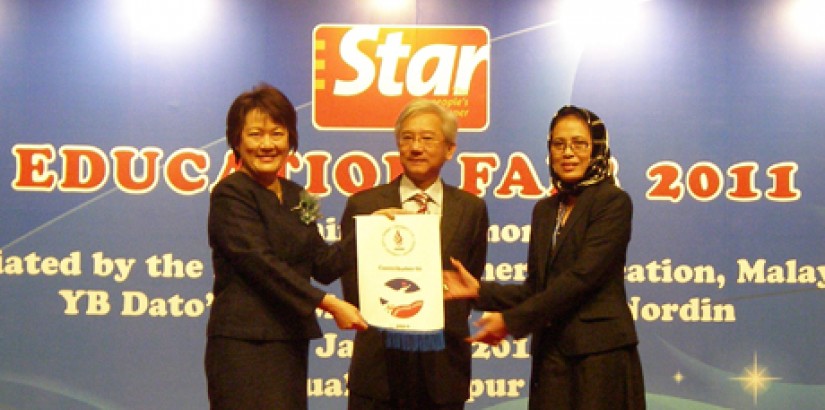 Ms Margaret Soo, COO of UCSI University Trust pledging the scholarship to YBhg. Datin Professor Siti Hapisah Bte Tapsiar, witnessed by Mr. Ho Kay Tat, COO of Star Publications (M) Berhad. Pictures 